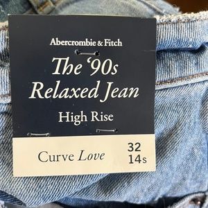 NWT Abercrombie Women's Curve Love High Rise 90s Relaxed Jean 32 SHORT